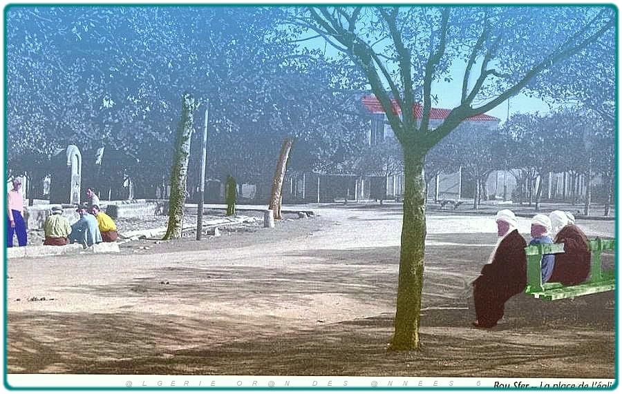BOUSFER ANNEES 40  L EGLISE ET LA PLACE.jpg